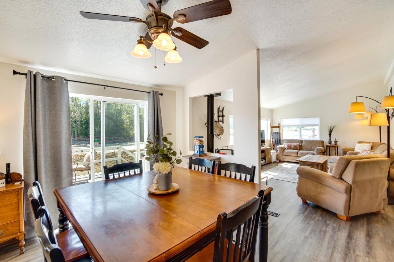 Riverfront Home With Deck, Near Mount Rainier! Packwood Exterior foto