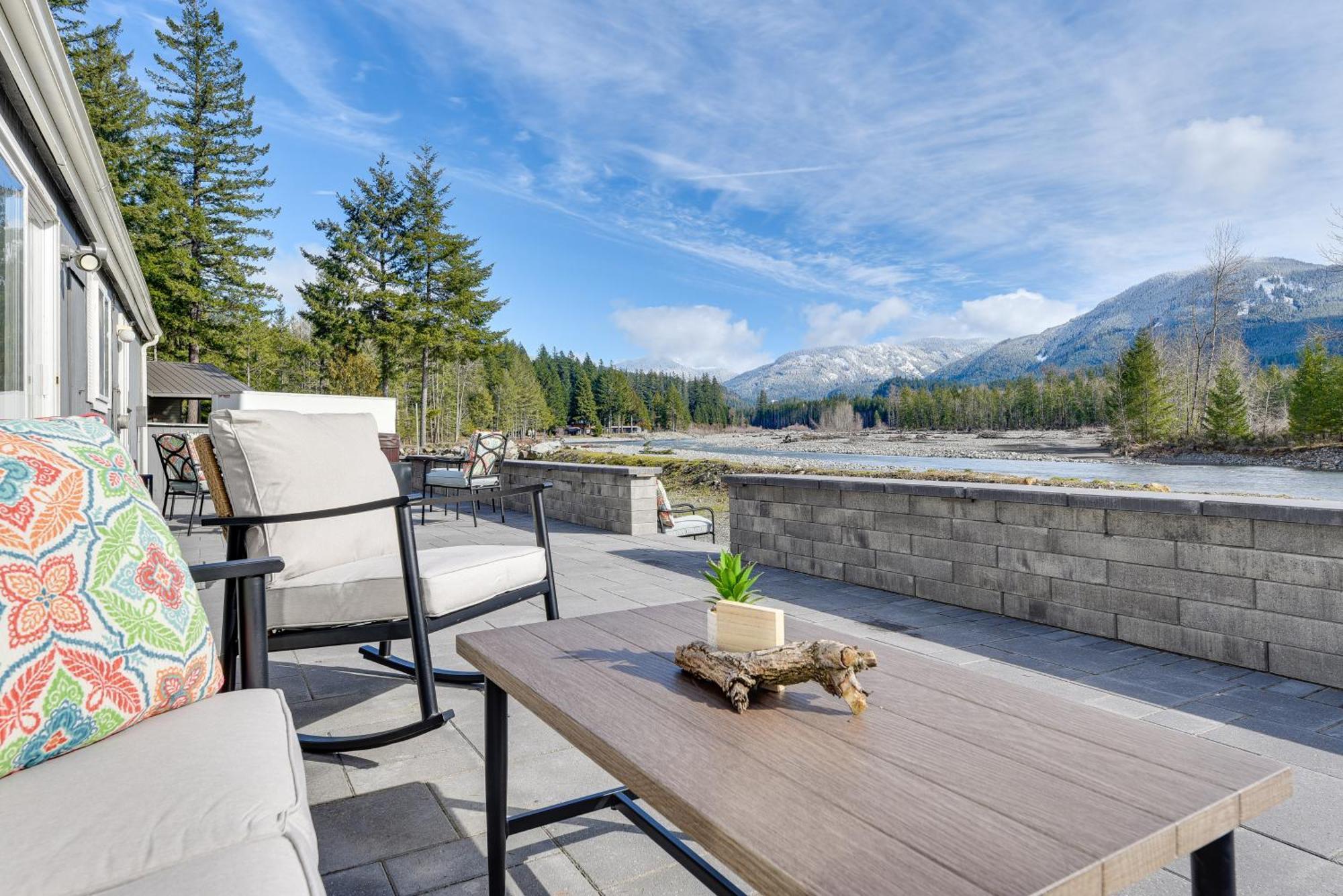 Riverfront Home With Deck, Near Mount Rainier! Packwood Exterior foto