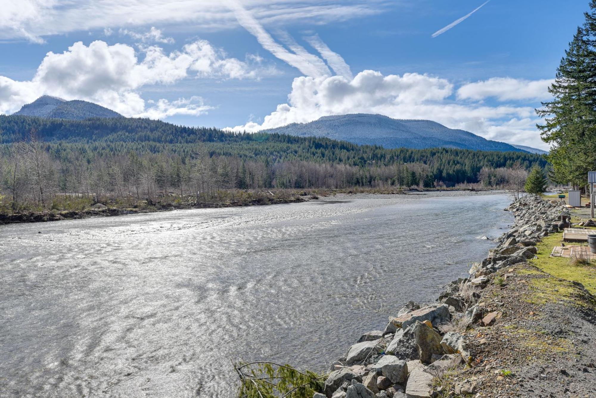 Riverfront Home With Deck, Near Mount Rainier! Packwood Exterior foto