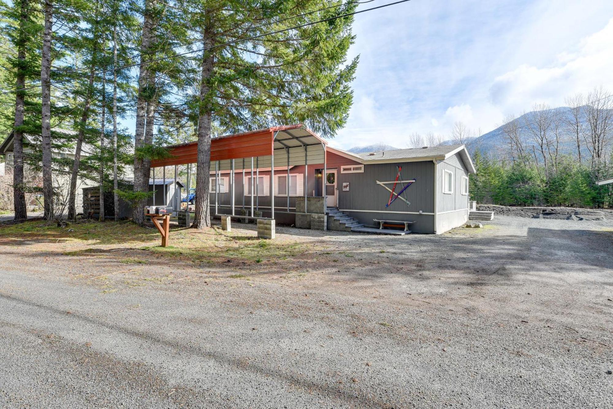 Riverfront Home With Deck, Near Mount Rainier! Packwood Exterior foto